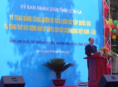 Đoàn Tổng cục Di sản văn hóa Hàn Quốc xem trình diễn quan họ tại Đình Thổ Hà, Bắc Giang. Ảnh: Thu Trang